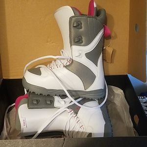 Snowboard boots